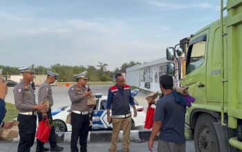 Sambut Mudik Lebaran, Ditlantas Polda Riau Gelar Sosialisasi Pra Ops Ketupat dan Berbagi Takjil di Tol Pekanbaru–Dumai