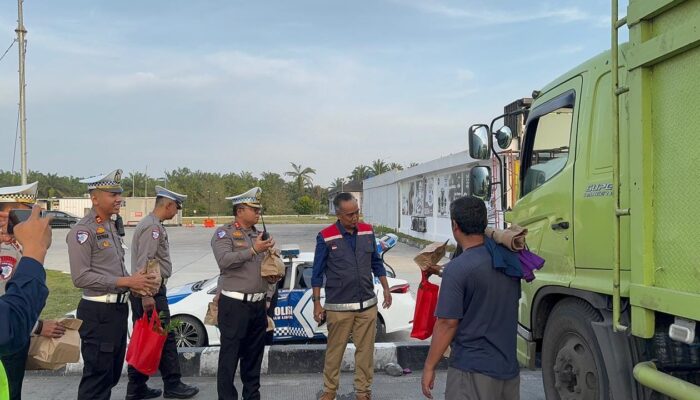 Sambut Mudik Lebaran, Ditlantas Polda Riau Gelar Sosialisasi Pra Ops Ketupat dan Berbagi Takjil di Tol Pekanbaru–Dumai