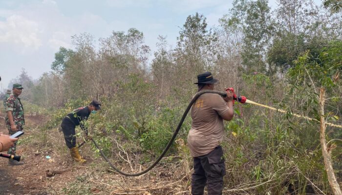 Dansat Brimob Polda Riau Turun Langsung Tinjau dan Pemadaman Karhutla di Dumai
