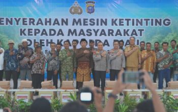 Dorong Ekonomi Pesisir, Kapolda Riau Bantu Nelayan Meranti dengan 20 Mesin Ketinting