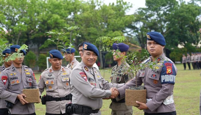 Sentuhan Kapolda Riau: Personel Brimob Rayakan Ulang Tahun dengan Menanam Harapan