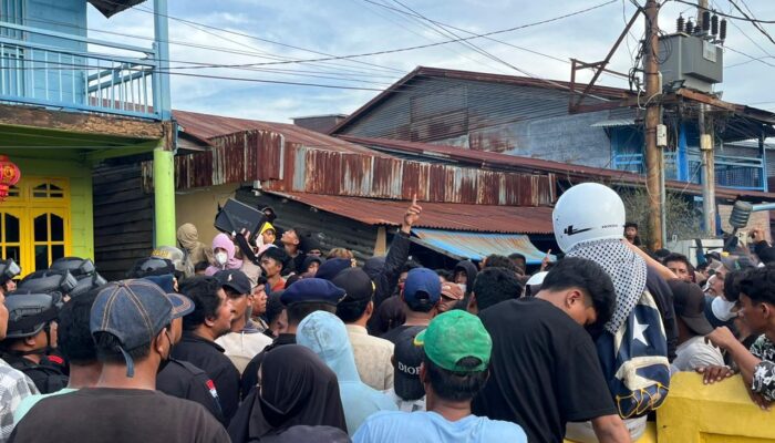 Memanas di Panipahan! Aksi Massa Nyaris Ricuh, Brimob Polda Riau Tampil Humanis Redam Situasi