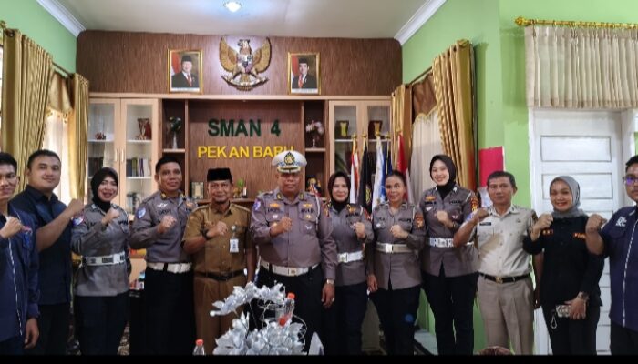 Aula SMAN 4 Pekanbaru Bergemuruh, Ditlantas Polda Riau Gaungkan Keselamatan Lalu Lintas dan Green Policing Sejak Dini