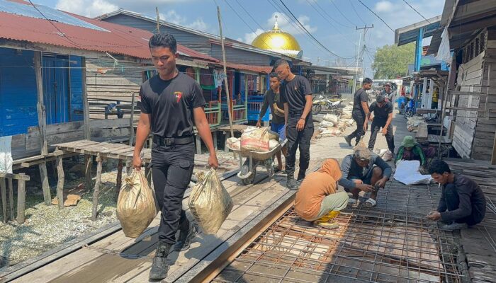 Brimob Polda Riau dan Polres Rohil Gotong Royong di Panipahan, Wujud Nyata Kepedulian Polri