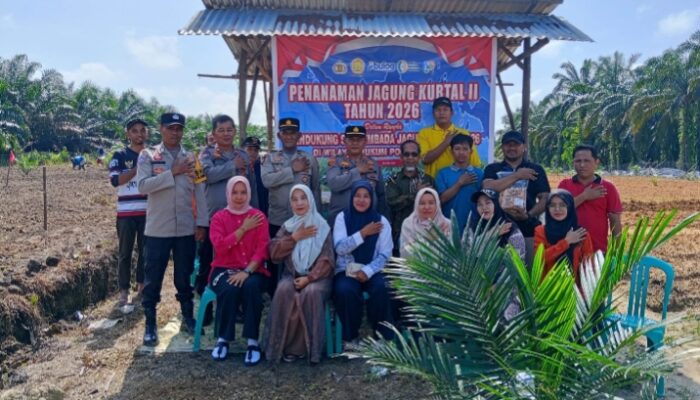 Polsek Kampar Dukung Program Ketahanan Pangan, Tanam Bibit Jagung Pipil di Desa Sendayan