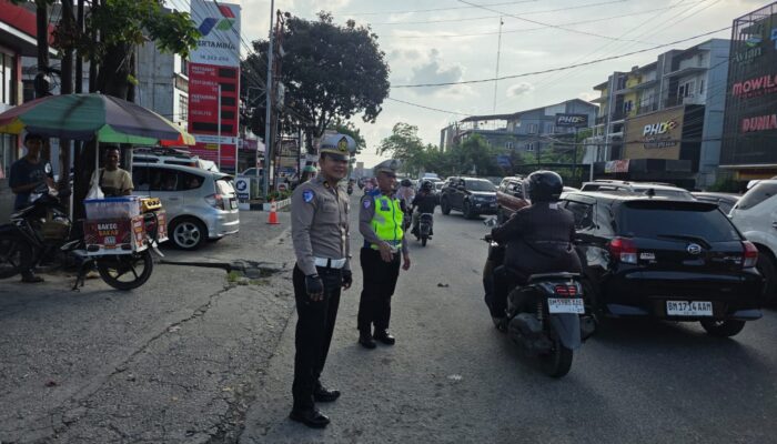 Ditlantas Polda Riau dan Satlantas Polresta Pekanbaru Lakukan Pengamanan di SPBU dan Titik Rawan Kepadatan