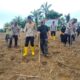 Kapolsek Rambah Samo Bersama Warga Dukung Swasembada Pangan Nasional, dengan Tanam Jagung di Marga Mulya