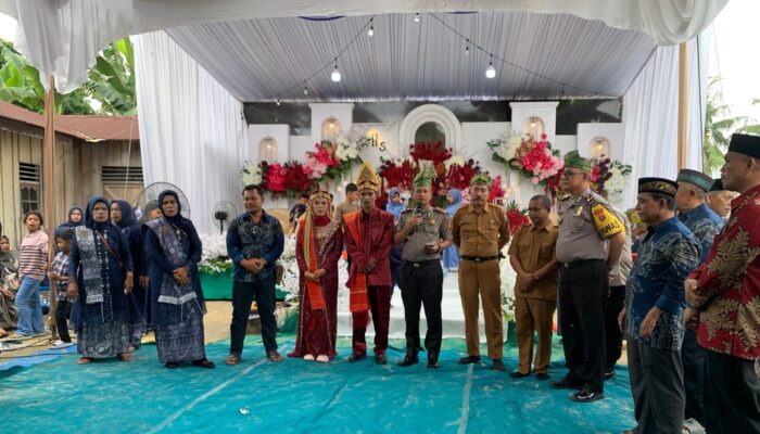 Polsek Kandis Tebar Kepedulian Lingkungan, Pengantin Baru Terima Kado Bibit Pohon Ketapang