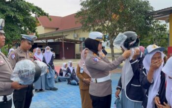 Kasat Lantas Polres Kampar Gelar PGTS Dan Green Policing Di SMK Kesehatan & Pariwisata – Beri Edukasi Lalulintas, Beri Bibit Tanaman & Helm 