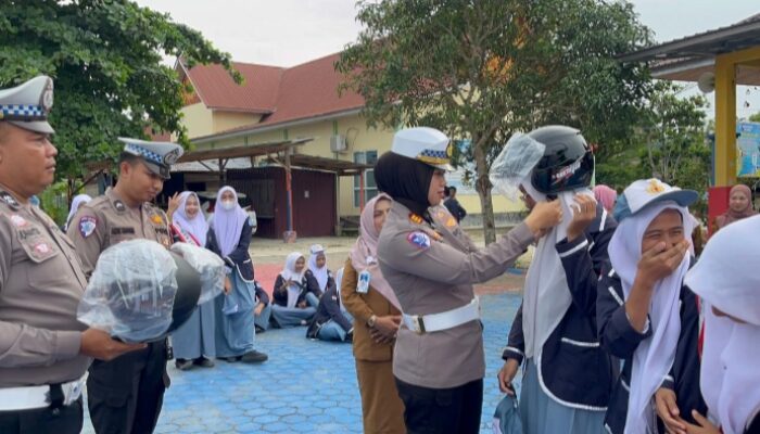 Kasat Lantas Polres Kampar Gelar PGTS Dan Green Policing Di SMK Kesehatan & Pariwisata – Beri Edukasi Lalulintas, Beri Bibit Tanaman & Helm 