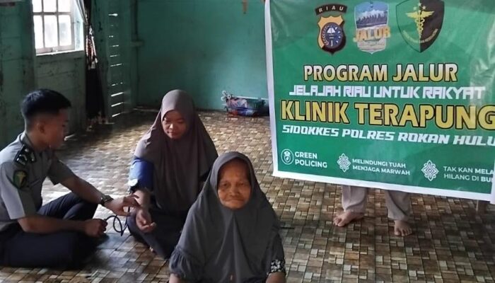Berikan Layanan Kesehatan Gratis, Polres Rohul Gelar Program JALUR Klinik Terapung Bagi Masyarakat Pinggiran Sungai Batang Lubuh
