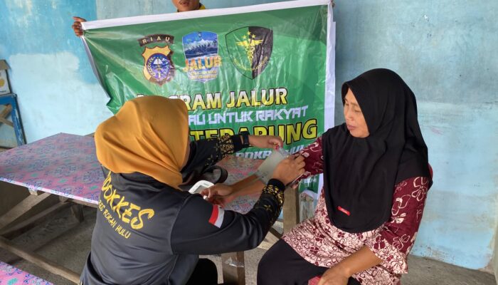 Lewat Program JALUR, Polres Rohul Hadirkan Pelayanan Kesehatan Gratis Bagi Warga Pesisir Sungai Batang Lubuh