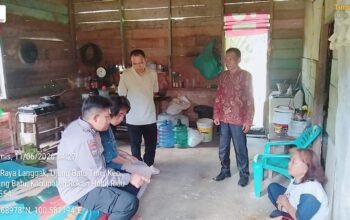 Peduli Warga Kurang Mampu, Bhabinkamtibmas Tandun Barat Dampingi Pemuda Diduga Alami Depresi untuk Mendapatkan Penanganan Medis