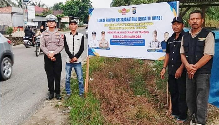 Sinergitas Polsek Tandun dan Laskar RMRB PAC Tandun Gencarkan Kampanye Bahaya Narkoba Melalui Pemasangan Spanduk di Titik Strategis