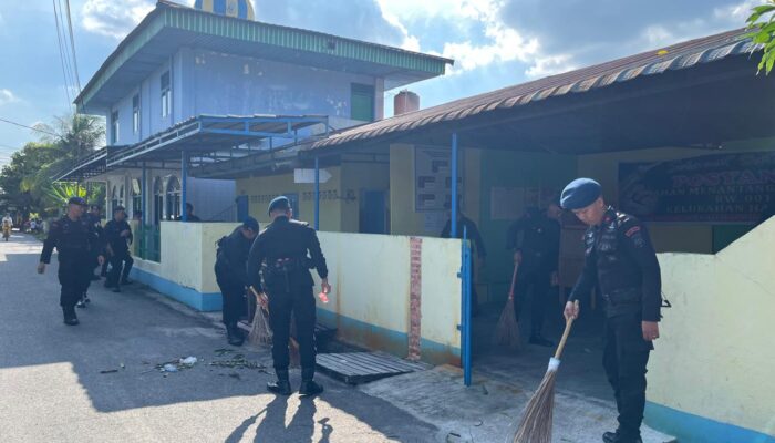 Bakti Religi Sambut HUT Bhayangkara ke-80, Personel Brimob Polda Riau Bersihkan Musholla Al-Fitrah