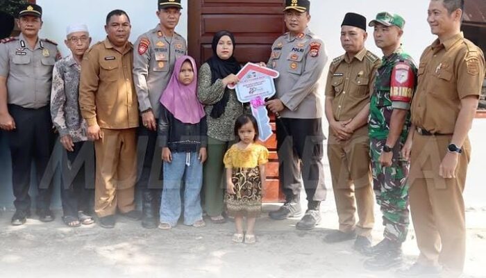Kapolres Pasaman Barat Serahkan Kunci Bedah Rumah dalam Rangka Hari Bhayangkara ke-80 Tahun 2026