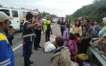 Sigap, Personel Sat PJR Ditlantas Polda Riau dan Tim Lalin HK Berjibaku Selamatkan Korban Kecelakaan di Tol Pekanbaru–Dumai