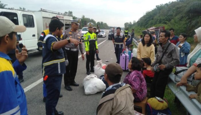 Sigap, Personel Sat PJR Ditlantas Polda Riau dan Tim Lalin HK Berjibaku Selamatkan Korban Kecelakaan di Tol Pekanbaru–Dumai