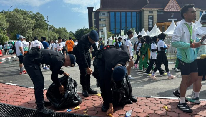 Brimob Polda Riau Kawal Riau Bhayangkara Run 2026, Wujudkan Semangat Green Policing Lewat Aksi Bersih Lingkungan