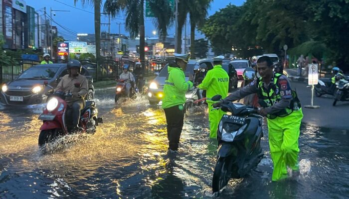 Hujan Deras Rendam Pekanbaru, Dirlantas Polda Riau Pimpin Langsung Urai Kemacetan dan Bantu Pengendara