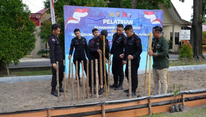 Perkuat Green Policing, Polda Riau Dukung Ekspedisi Merah Putih Presisi Melalui Pelatihan Penanaman Mangrove