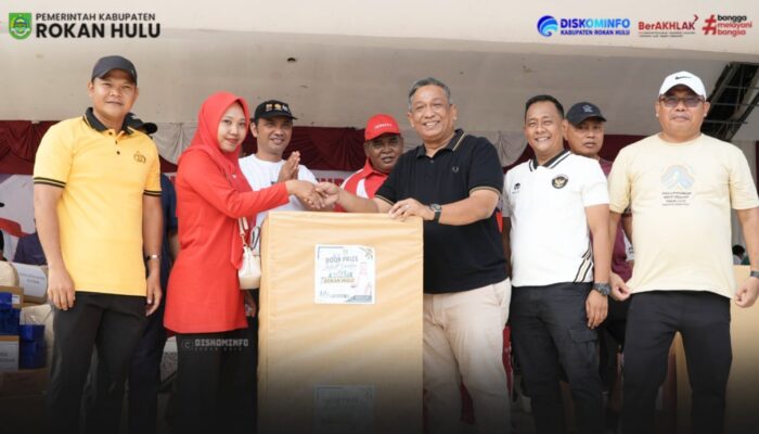 Meriahkan HUT RI Ke-81 Tingkat Kec.Rambah, Bupati Anton Lepas Jalan Santai di Taman Kota Pasir Pengaraian