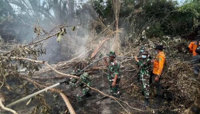 Sinergi Tanpa Henti Melawan Api, Kodam XIX/Tuanku Tambusai Bersama Tim Gabungan Kendalikan Karhutla di Bengkalis