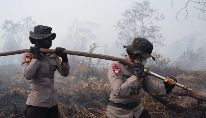 Tak Gentar Hadapi Asap, Polwan Brimob Polda Riau Turun ke Garis Depan Padamkan Karhutla di Kampar