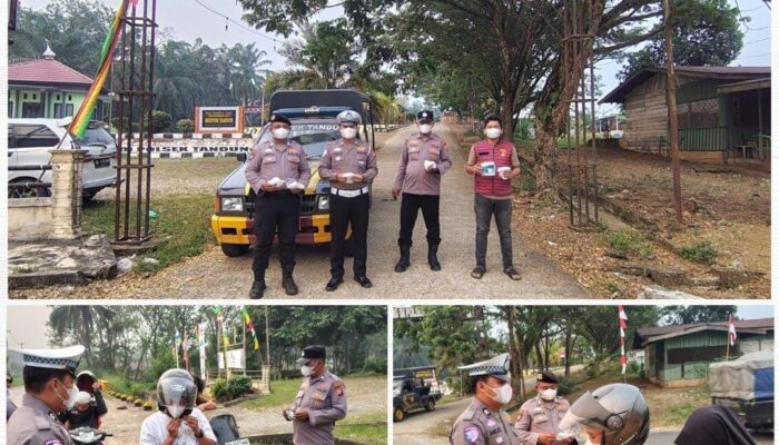 Polsek Tandun Turun Langsung Bagikan 100 Masker, Antisipasi Dampak Kabut Asap