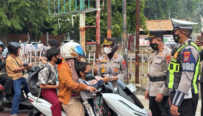 Polda Sumbar Bagikan Masker kepada Masyarakat Sebagai Wujud Kepedulian Terhadap Kesehatan Publik