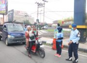 Lanud Roesmin Nurjadin Bagikan Masker kepada Warga, Peduli Dampak Asap Karhutla