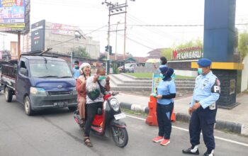 Lanud Roesmin Nurjadin Bagikan Masker kepada Warga, Peduli Dampak Asap Karhutla