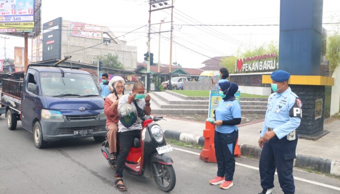Lanud Roesmin Nurjadin Bagikan Masker kepada Warga, Peduli Dampak Asap Karhutla