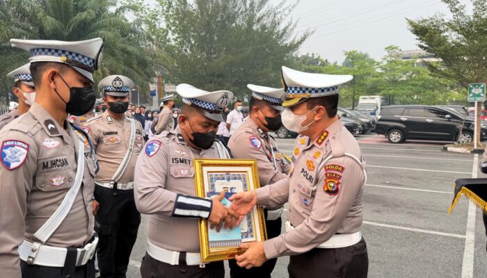 Pagi ini, Dirlantas Polda Riau Berikan Penghargaan kepada 13 Personel Ditlantas Polda Riau yang Berprestasi