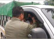 Kabut Asap Memburuk, Koperasi TKBM-SPTI Bersama Polsek dan Pemdes Kasikan Turun Bagikan Masker Gratis