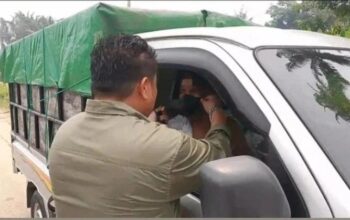 Kabut Asap Memburuk, Koperasi TKBM-SPTI Bersama Polsek dan Pemdes Kasikan Turun Bagikan Masker Gratis
