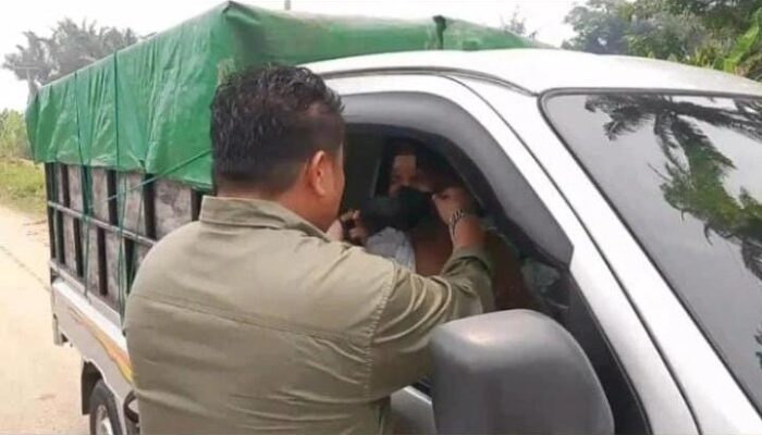 Kabut Asap Memburuk, Koperasi TKBM-SPTI Bersama Polsek dan Pemdes Kasikan Turun Bagikan Masker Gratis