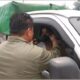 Kabut Asap Memburuk, Koperasi TKBM-SPTI Bersama Polsek dan Pemdes Kasikan Turun Bagikan Masker Gratis