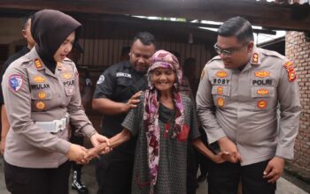 Polisi Bersama Masyarakat: Kapolres Kampar Kunjungi Ibu Suraya, Janji Rehab Rumah Mulai Dikerjakan