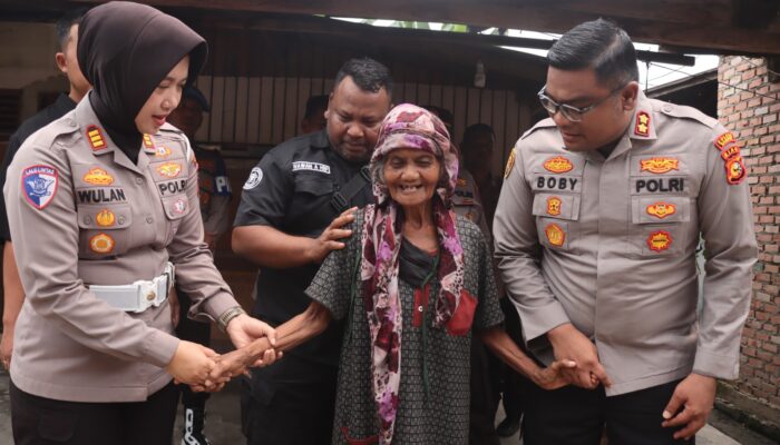 Polisi Bersama Masyarakat: Kapolres Kampar Kunjungi Ibu Suraya, Janji Rehab Rumah Mulai Dikerjakan