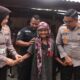 Polisi Bersama Masyarakat: Kapolres Kampar Kunjungi Ibu Suraya, Janji Rehab Rumah Mulai Dikerjakan