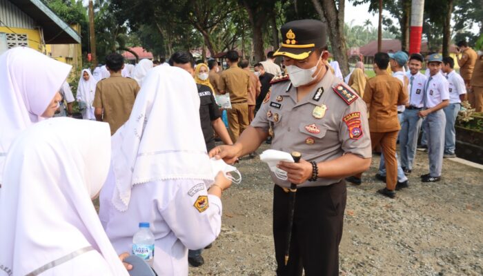 Antisipasi Dampak Kabut Asap, Kapolres dan Bupati Pasaman Barat Bagikan Masker Gratis di SMAN 1 Pasaman